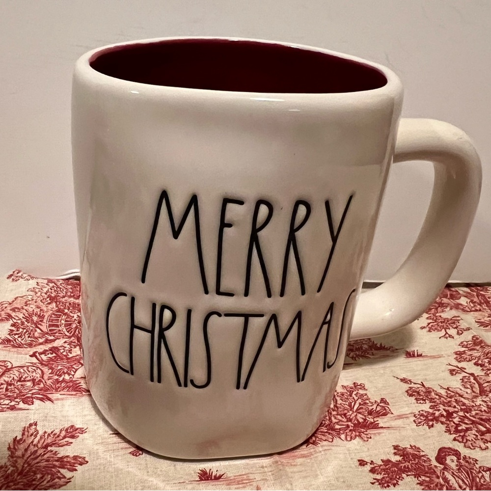 NWT RAE DUNN MERRY CHRISTMAS CERAMIC MUG.